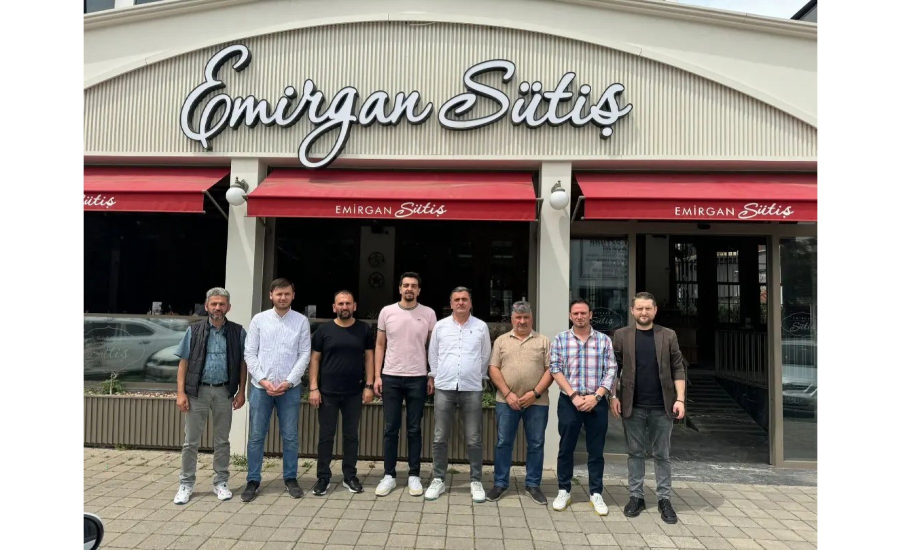 Üye İlişkileri Komisyon Başkanı Sn. Uğur Dündar ve Yönetim Kurulu Üyeleri ile birlikte üyemiz Emirgan Sütiş firma sahibi Sn. Ahmet Tayyip Terzi’yi iş yerin