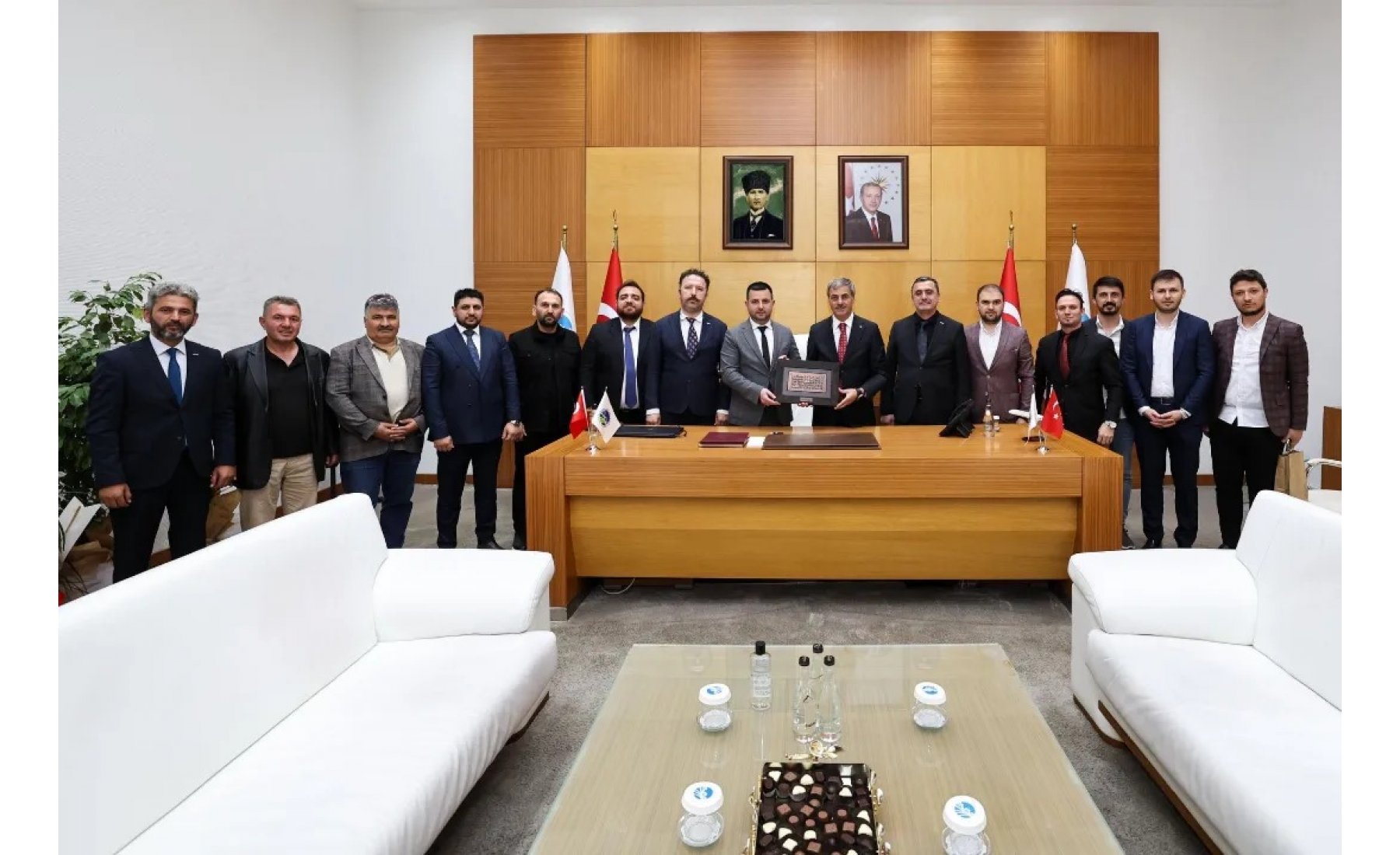 Asriad Sakarya Başkanı Sn. Rıdvan Ulusal ve Yönetim Kurulu Üyeleri ile birlikte, Sakarya Büyükşehir Belediye Başkanı Sn. Yusuf Alemdar’ı makamında ziyaret 