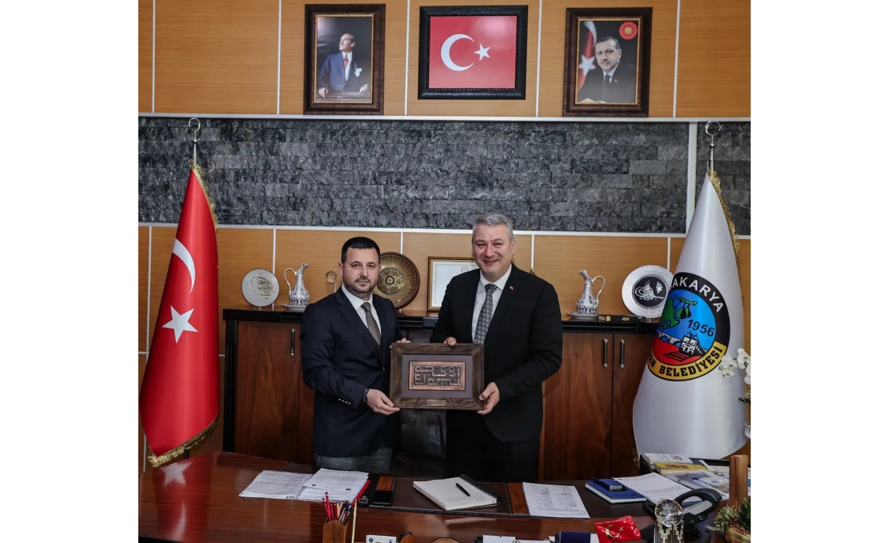 Başkanımız Sn. Rıdvan Ulusal ve beraberindeki heyet Serdivan Belediye Başkanı Sn. Osman Çelik’e hayırlı olsun ziyaretinde bulundular.